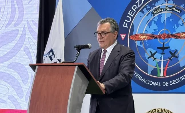 Entrega de la carta de aceptación del Embajador de Italia al Comandante de la Fuerza Aérea Mexicana